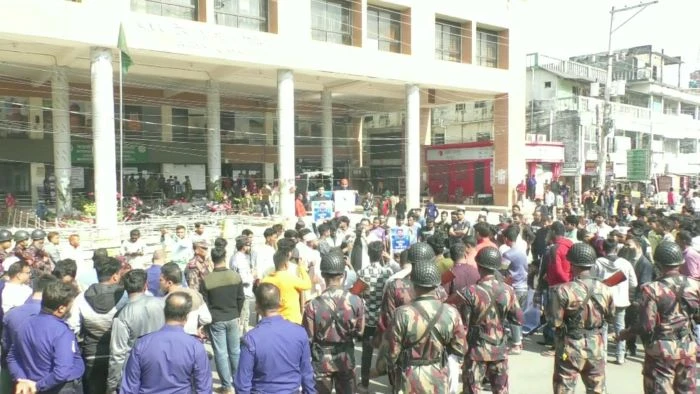 হাদীর হত্যাকারীদের ভারতে আশ্রয়ের প্রতিবাদে বেনাপোল সীমান্তে বিক্ষোভ